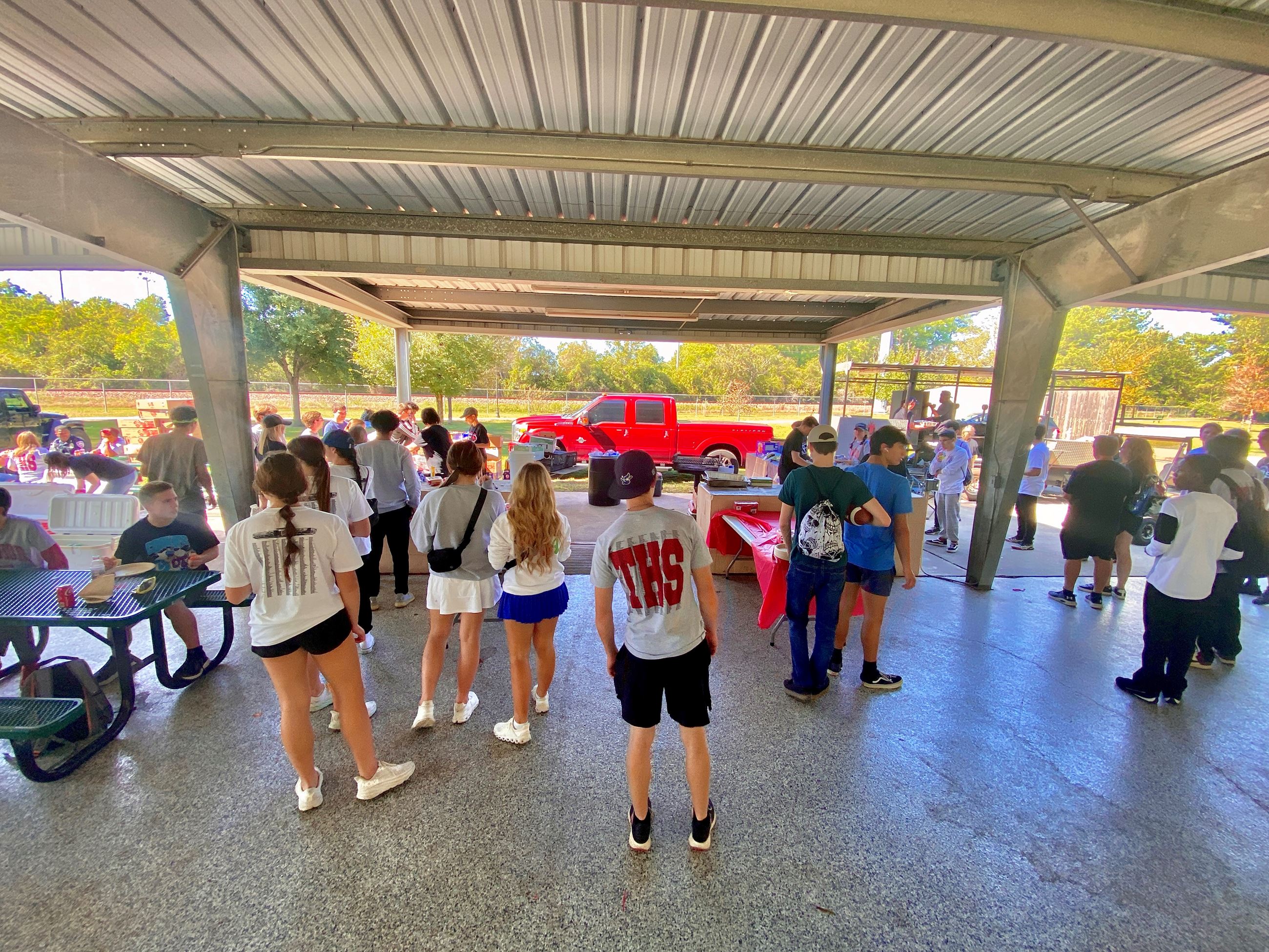 picture of THS students getting lunch