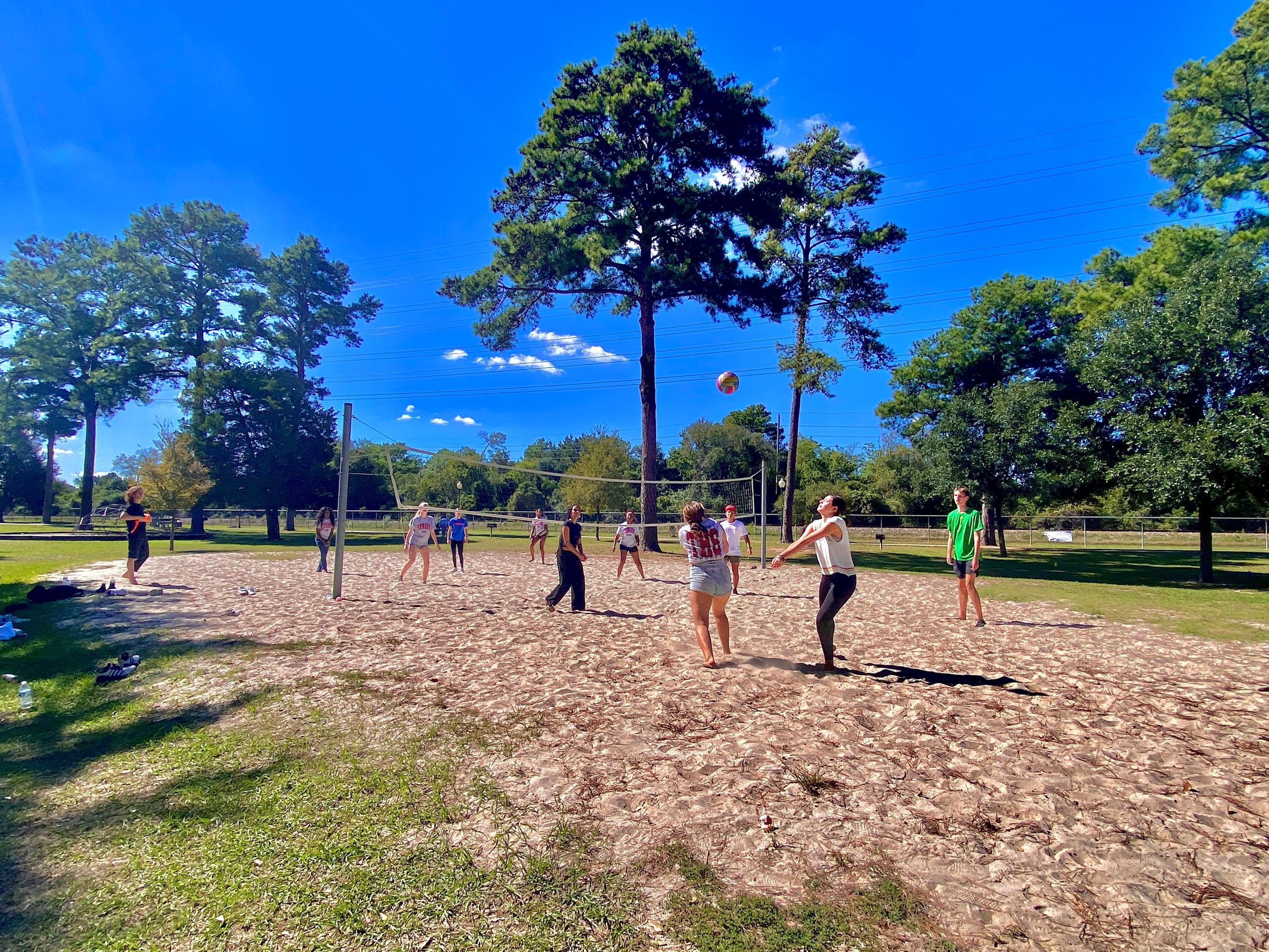 picture of THS students playing volleyball